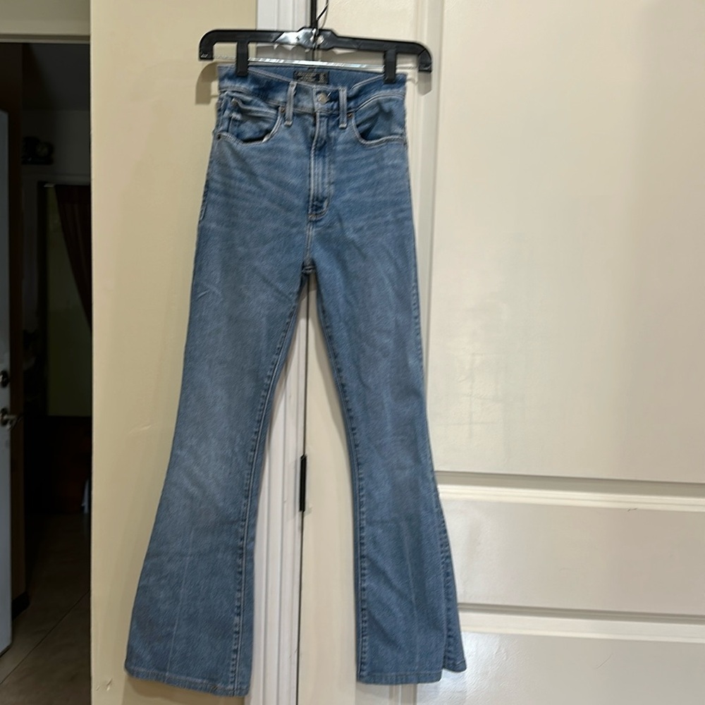 Abercrombie & Fitch jeans in very good condition, no flaws. Super cute.